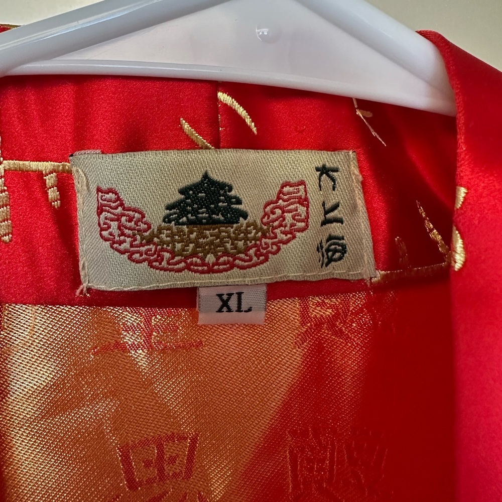 NWT 100% silk kimono , robe, vintage , Red gold, Chinese characters, w/ Belt  XL - Picture 2 of 7